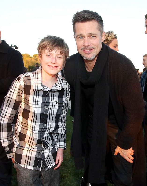 Brad Pitt with a young guest at the Epidermolysis Bullosa Medical Research Foundation's ROCK4EB! (image source: Getty images for EBMRF)